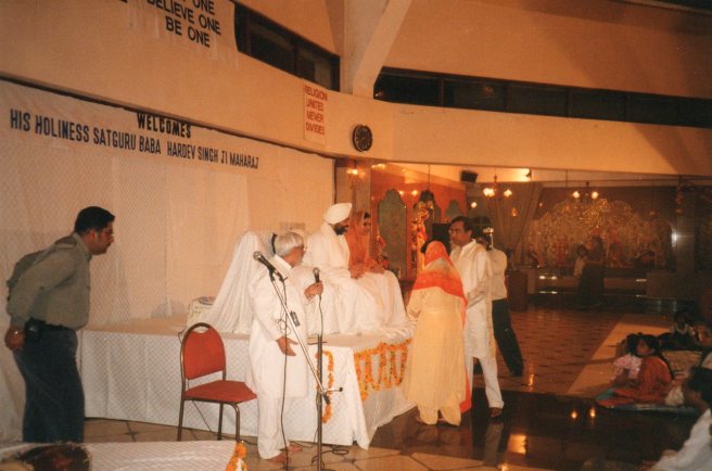 Nirankari Babaji and Satguru Mataji at SSD imparting blessings to the then Indian High Commissioner Mr. R.K. Bhatia and Kumkum Bhatia in January 1999